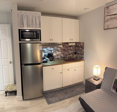 Cozy Guest Suite with Private Entrance