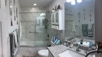 Douche, sèche-cheveux, serviettes fournies, savon