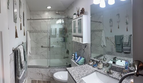 Cozy Guest Suite with Private Entrance