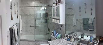 Cozy Guest Suite with Private Entrance