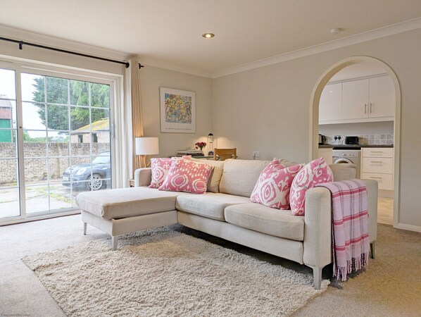 Smart TV - Stable Cottage - Pulborough - a cottage that sleeps 2 guests in 1 bedroom (Pulborough)