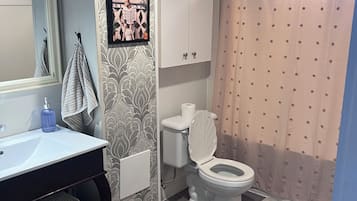 Toallas, jabón, papel de baño