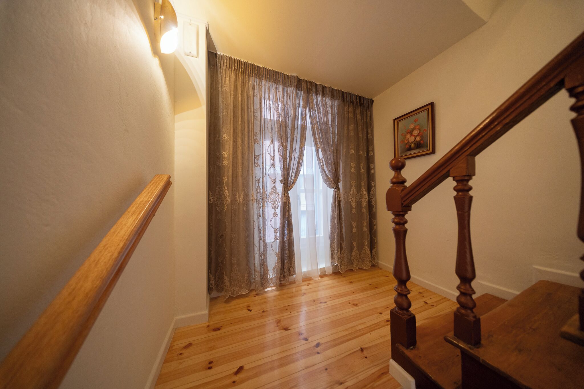 Una escalera con barandillas y piso de madera.