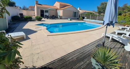 Charming house for 6 people, quiet residence with private pool