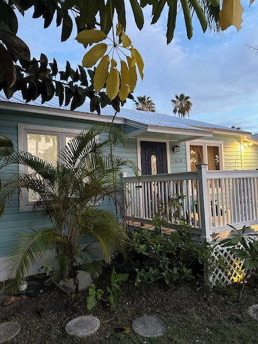 Charming 1-bedroom Sleeps 2 kitchenette in the Heart of Key West-shared pool