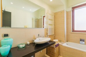 Haartrockner, Bidet, Handtücher, Seife
