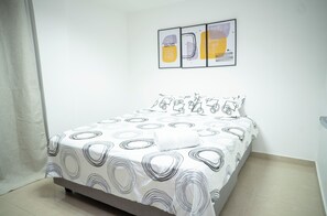 2 habitaciones, tabla de planchar con plancha y ropa de cama 