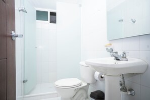 Douche, sèche-cheveux, serviettes fournies, savon