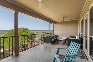 Terrace/patio - 3-bedroom Oasis in Tranquil Canyon Lake with AC and High Speed WiFi (Canyon Lake)
