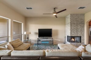 Smart TV y chimenea