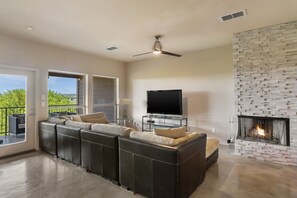 Smart TV, fireplace - 3-bedroom Oasis in Tranquil Canyon Lake with AC and High Speed WiFi (Canyon Lake)