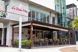 Exterior - Chic 1-bedroom condo I  10 min walk to beach I Pool View I Restaurants in Plaza (Nuevo Vallarta)