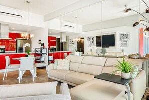 Smart TV - Chic 1-bedroom condo I  10 min walk to beach I Pool View I Restaurants in Plaza (Nuevo Vallarta)