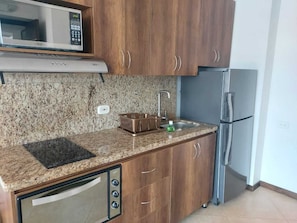 Microwave, oven, stovetop, blender - penthouse jacuzzi rooftop fun in the sun (Medellín)