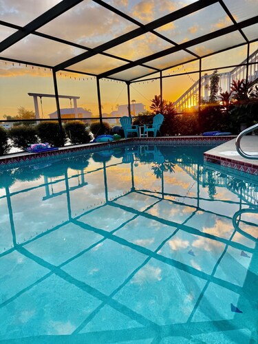 Gulfview Luxury Villa - waterfront, spacious, 5 bed, heated pool, direct to gulf