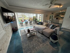 Smart TV, fireplace, DVD player, music library - Gulfview Luxury Villa - waterfront, spacious, 5 bed, heated pool, direct to gulf (Hernando Beach)