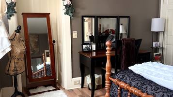 Tabla de planchar con plancha, wifi y ropa de cama