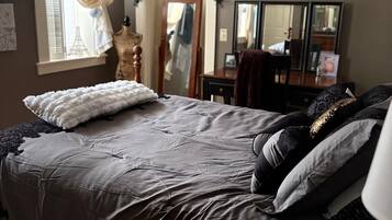 Tabla de planchar con plancha, wifi y ropa de cama