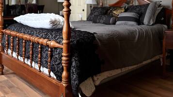 Tabla de planchar con plancha, wifi y ropa de cama