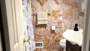 Tina de hidromasaje, secadora de cabello, toallas, jabón