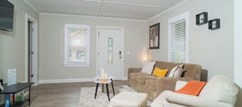 The Blue Garden Escape – Walk to Riverwalk & Relax