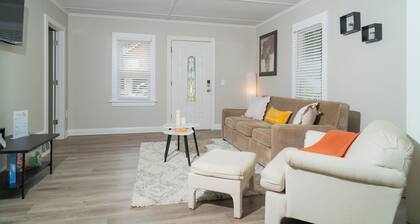 The Blue Garden Escape – Walk to Riverwalk & Relax