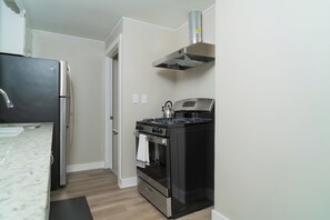 Microondas, horno, placa de cocina y lavavajillas