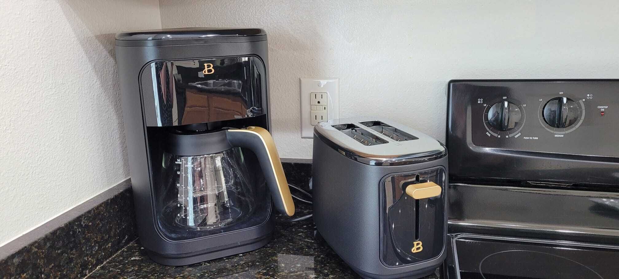 Une cuisine équipée d’une machine à café, d’un grille-pain et d’une cuisinière.