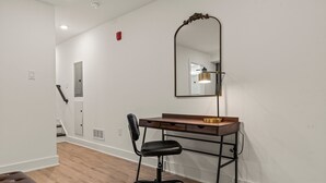 A modern office space with a wooden desk, black office chair, and a large mirror. - Sleeps 4 Walk to Liberty Bell Heart of Old City (Philadelphia)