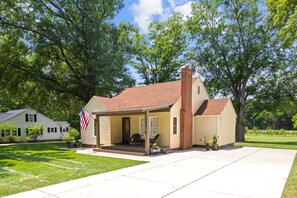 Exterior - Modern 3BR Charm In Mooresville / PETS WELCOME (Mooresville)