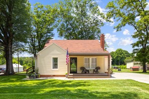 Exterior - Modern 3BR Charm In Mooresville / PETS WELCOME (Mooresville)