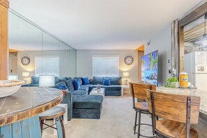 Living area - Ocean Breeze - With amazing pool and steps away from private beach (Destin)