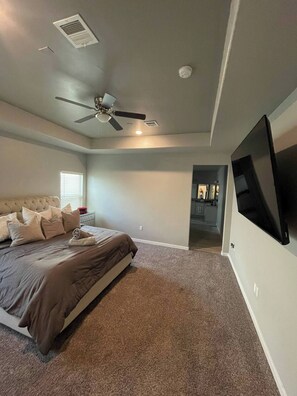 4 habitaciones, tabla de planchar con plancha, wifi y ropa de cama
