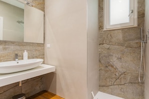 Shower, bidet, towels, shampoo