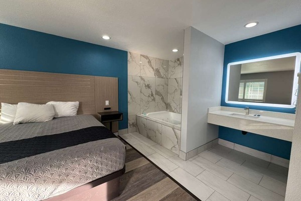 Deluxe Room 1 Bedroom with Jacuzzi | WiFi (free)