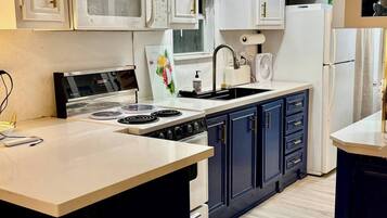 Microondas, horno y placa de cocina