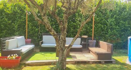 Charmante maison de vacances avec grand jardin, proche centre village.