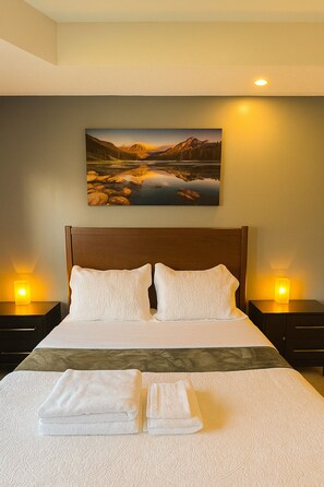 8 makuuhuonetta, työpöytä, silitysrauta/-lauta, vauvan matkasänky