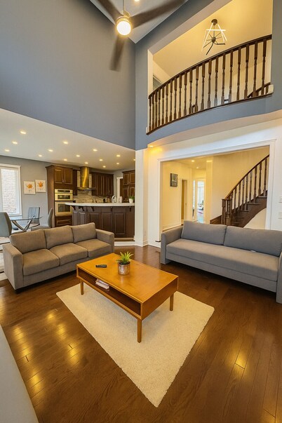 8-BDRM Wedding, Event & Group Ready | Near Airport