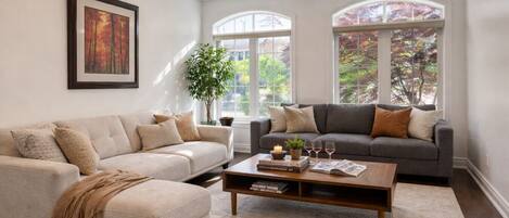 Téléviseur connecté, foyer, livres, bureau