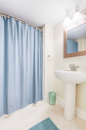 Hair dryer, towels - 8-BDRM Wedding, Event & Group Ready | Near Airport (Brampton)