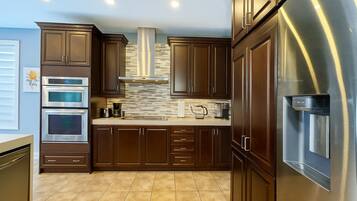 Een koelkast, een magnetron, een oven, een kookplaat