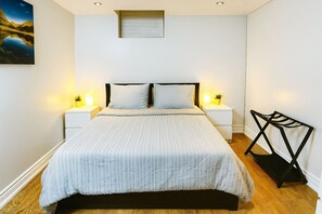 3 chambres, bureau, fer et planche à repasser, lit de bébé portatif