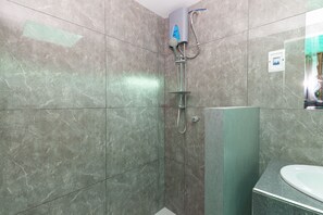 Secador de pelo, toallas, jabón, papel higiénico