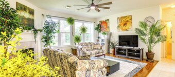 4 Mi to Old Town Spring: Family Retreat w/ Yard!