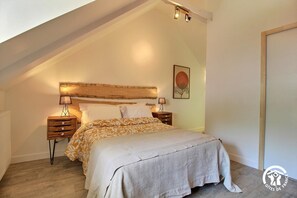 1 quarto, escrivaninha, ferros/tábuas de passar roupa, berço de viagem