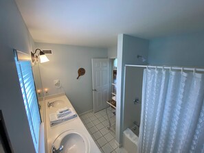 Hair dryer - Experience a tree house feel minutes from the beach in Old-Florida! (Port St. Joe)