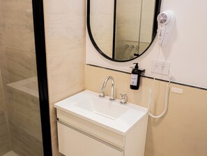 Dusche, Haartrockner, Handtücher, Seife