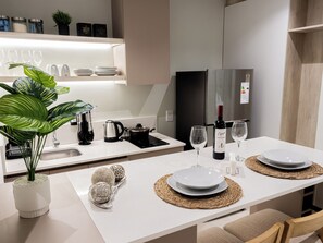 Microwave, electric kettle, cookware/dishes/utensils - Joy Tower by FMA Coliving (Salta)