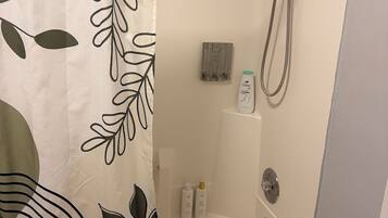 Sèche-cheveux, serviettes fournies, savon, papier toilette